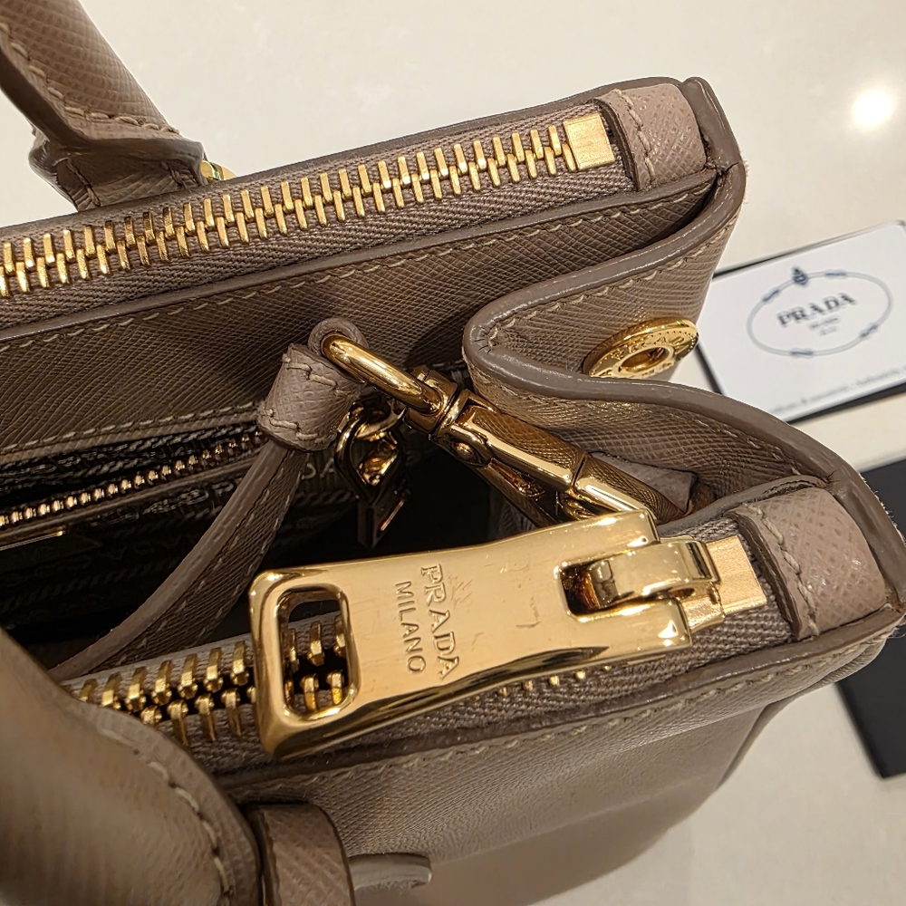 💯 Authentic Prada | Galleria Medium Saffiano Leather bag - Picture 9 of 17
